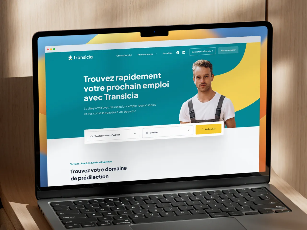 Un ordinateur portable affichant la page d'accueil du site web de Transicia.